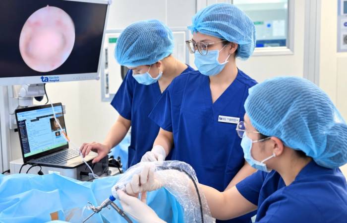 ThS.BS Trần Ngọc Vân Anh (bìa phải) nội soi buồng tử cung tìm nguyên nhân hiếm muộn cho chị Hạnh. Ảnh: IVF Tâm Anh