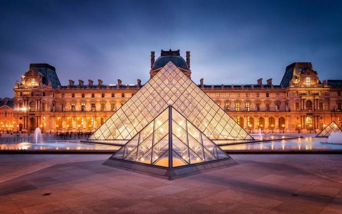Kim tự tháp kính tại Paris, Pháp. Ảnh: Onelifetours.ca