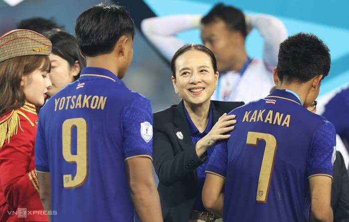 Madam Pang động viên cầu thủ Thái Lan trong lễ trao giải sau khi Thái Lan hòa Việt Nam 2-2 ở lượt về chung kết ASEAN Cup 2026 trên sân Mỹ Đình, Hà Nội tối 26/8. Ảnh: Đức Đồng