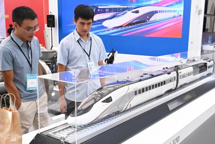 Người dân quan sát mô hình tàu cao tốc trưng bày tại triển lãm. Ảnh: Trọng Đạt