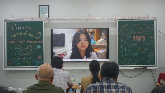 Phụ huynh chăm chú lắng nghe chia sẻ của con qua video. Ảnh: Nguyễn Quyên