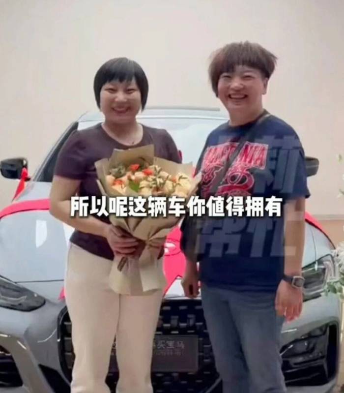 Liu Yingying bên cạnh bà chủ và chiếc xe mới nhận. Ảnh: SCMP