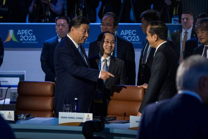 Zhou Hongxu đứng cạnh Chủ tịch Trung Quốc Tập Cận Bình khi ông trao đổi với Tổng thống Indonesia Joko Widodo tại San Francisco, bang California, Mỹ tháng 11/2023. Ảnh: AFP