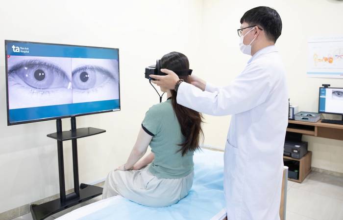 Bác sĩ Phát đang kiểm tra chức năng tiền đình cho người bệnh bằng hệ thống Interacoutics công nghệ ảnh động nhãn đồ. Ảnh: Bệnh viện Đa khoa Tâm Anh