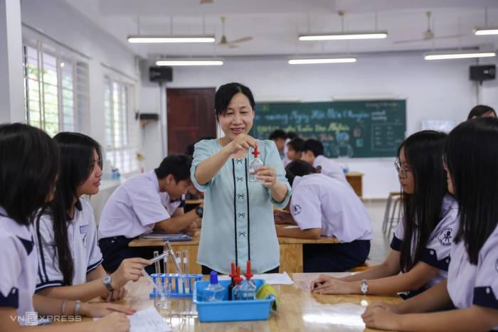 Học sinh, giáo viên tại trường THPT chuyên Trần Đại Nghĩa, tháng 5/2026. Ảnh: Quỳnh Trần
