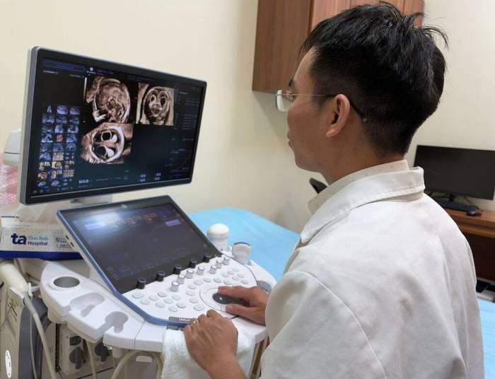 Bác sĩ Nam đang xem hình ảnh siêu âm của người bệnh. Ảnh: Bệnh viện Đa khoa Tâm Anh