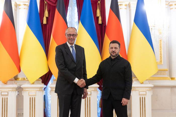 Thủ tướng Đức Friedrich Merz (trái) và Tổng thống Ukraine Volodymyr Zelensky tại cuộc họp báo chung ở Kiev ngày 4/10. Ảnh: AFP