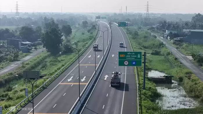 Xe chạy vào cao tốc Bến Lức - Long Thành, đoạn gần nút giao Mỹ Yên ở đầu tuyến để về Đồng Nai, sáng 1/10. Ảnh: Minh Hoàng