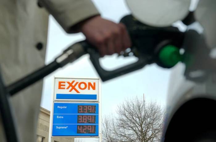 Người dân đổ xăng tại một trạm xăng của Exxon ở Washington tháng 3/2026. Ảnh: Reuters