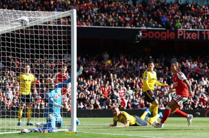 Riccardo Calafiori (đỏ, phải) ghi bàn gỡ hòa 1-1 cho Arsenal trong trận gặp Leeds trên sân Emirates, London, Anh, ngày 10/10/2026. Ảnh: Reuters