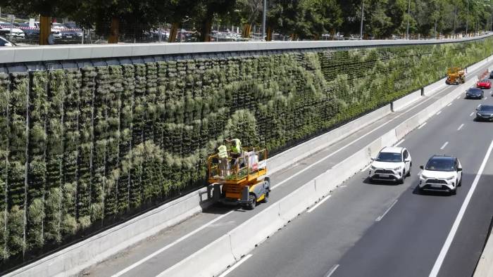 Bức tường xanh của một tuyến vành đai tại thành phố Madrid, Tây Ban Nha. Ảnh: Larazon.es
