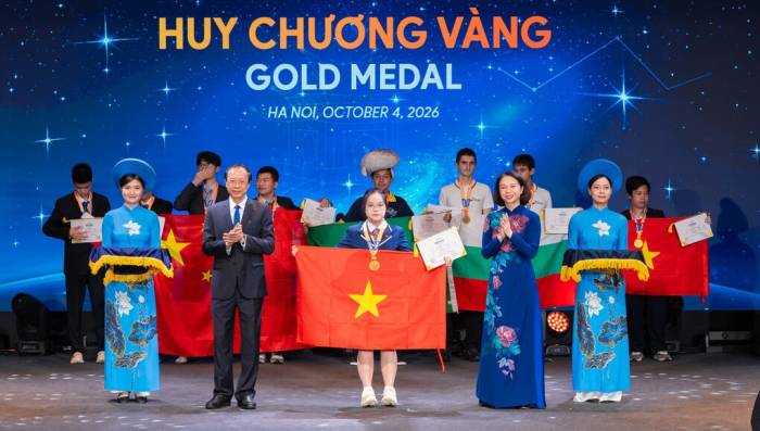Học sinh Việt Nam được trao huy chương vàng Olympic Thiên văn và Vật lý thiên văn quốc tế, chiều 10/4. Ảnh: BTC