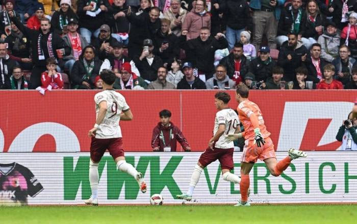 Thủ môn Neuer mắc sai lầm trong bàn thua của Bayern, ở trận hòa 2-2 trên sân WWK Arena, Augsburg, Đức, ngày 10/10/2026. Ảnh: AP