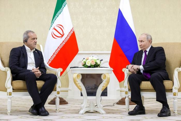 Tổng thống Nga Vladimir Putin (phải) và Tổng thống Iran Masoud Pezeshkian trong cuộc gặp tại Turkmenbashi ngày 8/10. Ảnh: AFP
