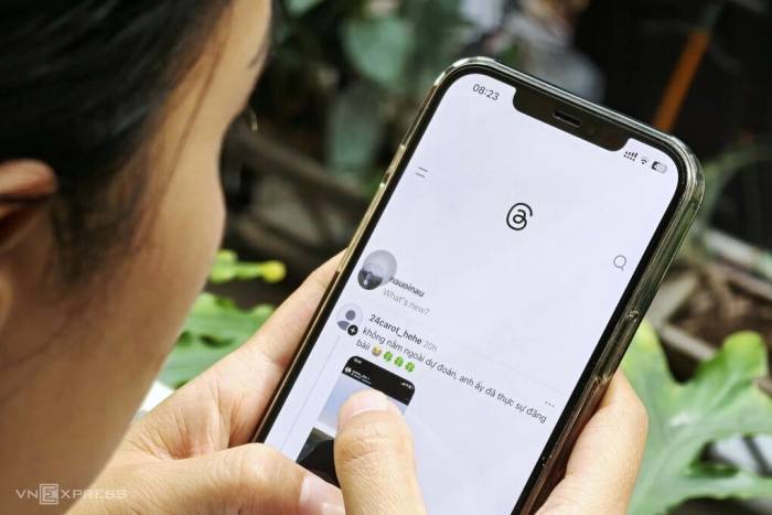 Một người Việt đang sử dụng mạng xã hội Threads. Ảnh: Trọng Đạt