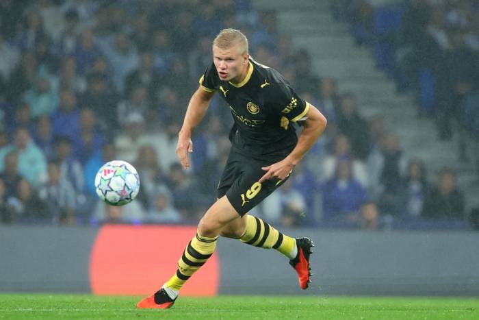 Haaland đi bóng trong trận Man City thắng FC Porto trong trận mở màn vòng phân hạng Champions League tối 8/9/2026, tại Porto, Bồ Đào Nha. Ảnh: AP
