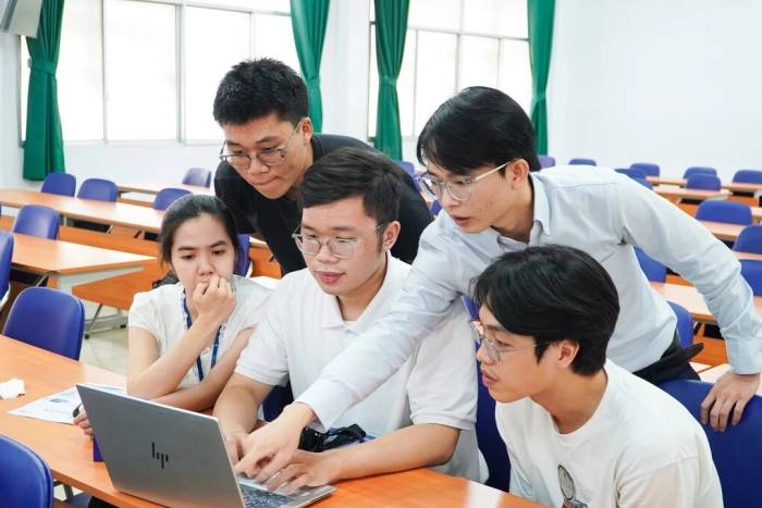 Học viên, giảng viên trường Đại học Khoa học Tự nhiên TP HCM, trao đổi trong một buổi sinh hoạt học thuật, ngày 8/5. Ảnh: HCMUS