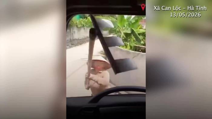 Công an làm việc với người phụ nữ dùng cào đập ôtô đi vào đường phơi lúa
