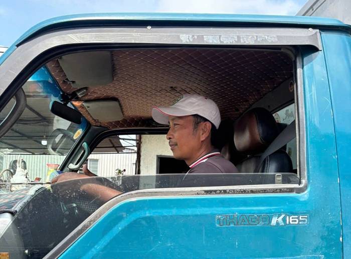 Tài xế Võ Thành Nam chuyên chở hàng từ miền Tây đi Vũng Tàu. Ảnh: Hoàng Nam