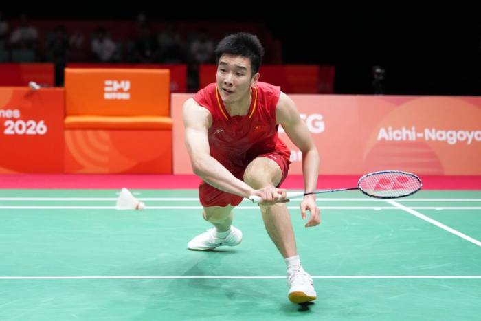 Li Shifeng của Trung Quốc thi đấu với Alwi Farhan của Indonesia tại chung kết nội dung đồng đội nam cầu lông ở ASIAD 2026 tại thành phố Ichinomiya, Nhật Bản, 24/9/2026. Ảnh: AP