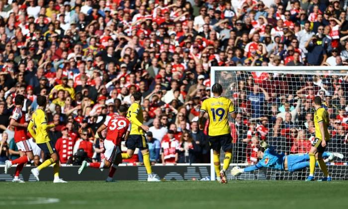 Bruno Guimaraes (số 39) dứt điểm ghi bàn ấn định chiến thắng 2-1 cho Arsenal trước Leeds trên sân Emirates, London, Anh, ngày 10/10/2026. Ảnh: Reuters