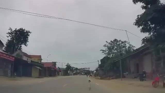 Em bé 3-4 tuổi lao ra đầu xe tải