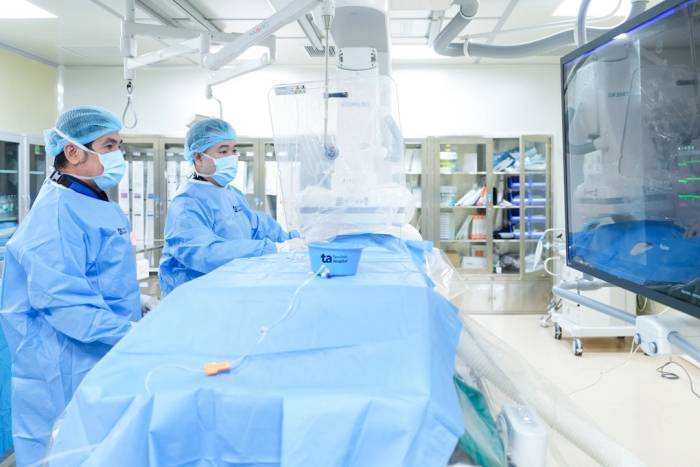Êkíp can thiệp nội mạch bít túi phình mạch máu não cho chị Hiệp. Ảnh: Bệnh viện cung cấp