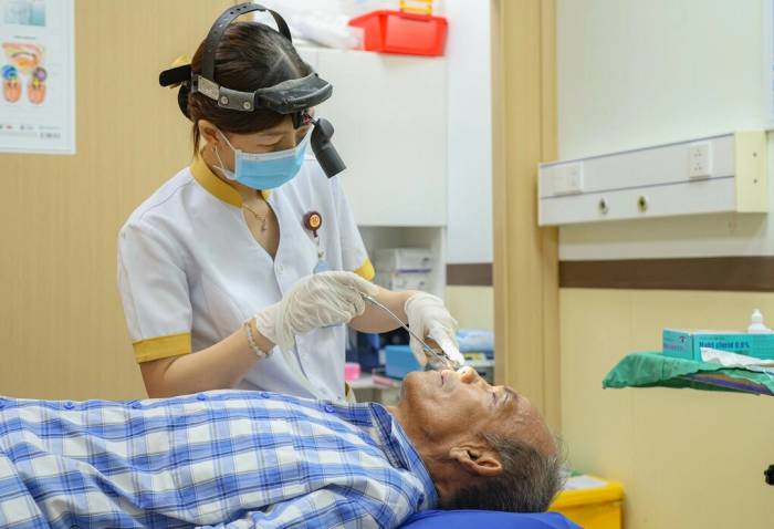 Bệnh nhân được bác sĩ thăm khám hậu phẫu. Ảnh: Bệnh viện Đa khoa Thanh Vũ Medic Bạc Liêu