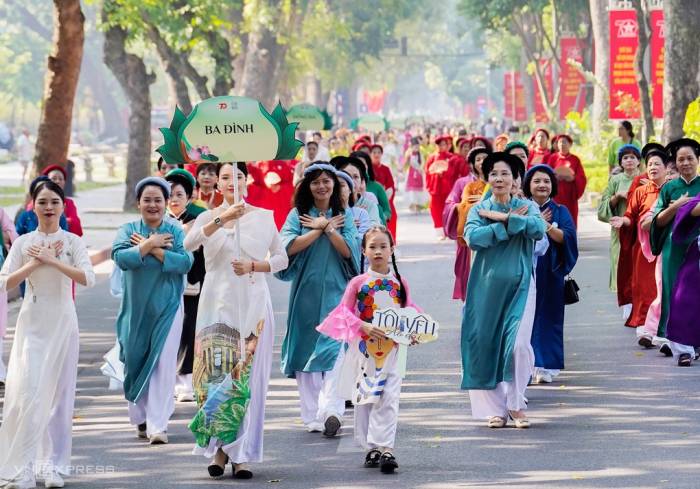 Người Hà Nội đồng diễn trong lễ hội áo dài năm 2024. Ảnh: Hoàng Giang