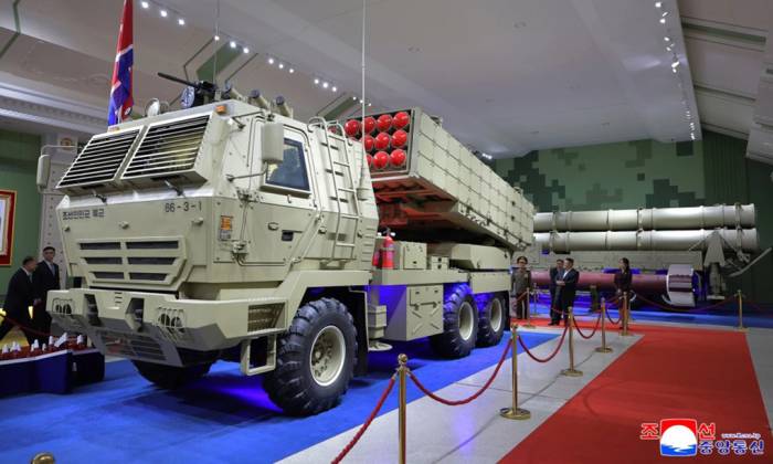 Gia đình ông Kim thị sát pháo phản lực tại Bảo tàng Cách mạng Quốc phòng hôm 11/10. Ảnh: KCNA