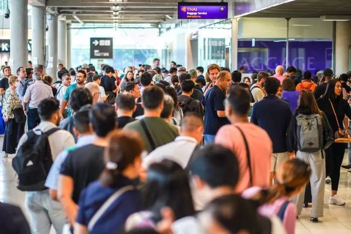 Khách xếp hàng đợi nhận hành lý từ các chuyến bay của hãng Thai Airways, sân bay Suvarnabhumi, hôm 29/9. Ảnh: Reuters