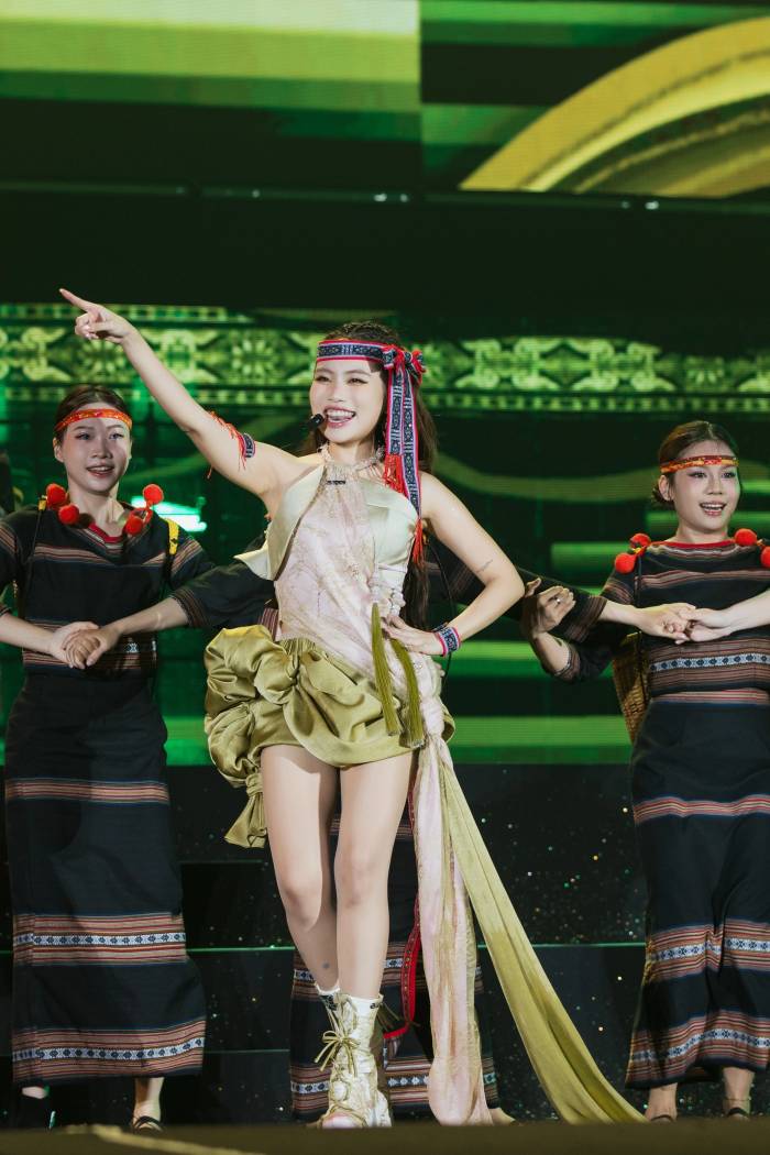 Phương Mỹ Chi diễn 'Ưng cái bụng' cùng Kay Trần