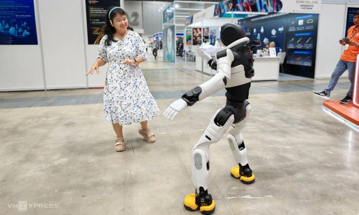 Robot hình người tương tác với khách tham quan tại một sự kiện công nghệ ở TP HCM. Ảnh: Bảo Lâm