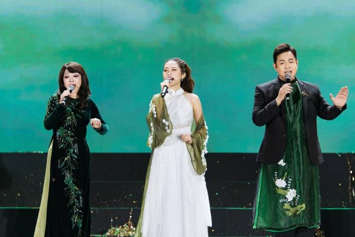 Ba thế hệ ca sĩ gồm Hương Lan, Phương Mỹ Chi, Quang Lê (từ trái qua) trong tiết mục. Ảnh: Ban tổ chức cung cấp