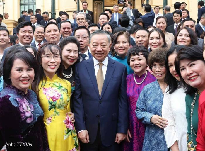 Tổng Bí thư, Chủ tịch nước chụp ảnh cùng các doanh nhân tiêu biểu, ngày 12/10. Ảnh: TTXVN
