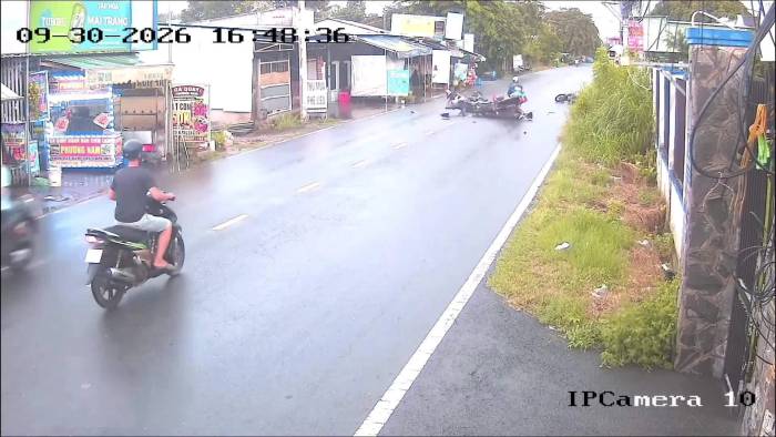 Người đi xe máy lạc tay lái 'đốn ngã' 3 xe khác