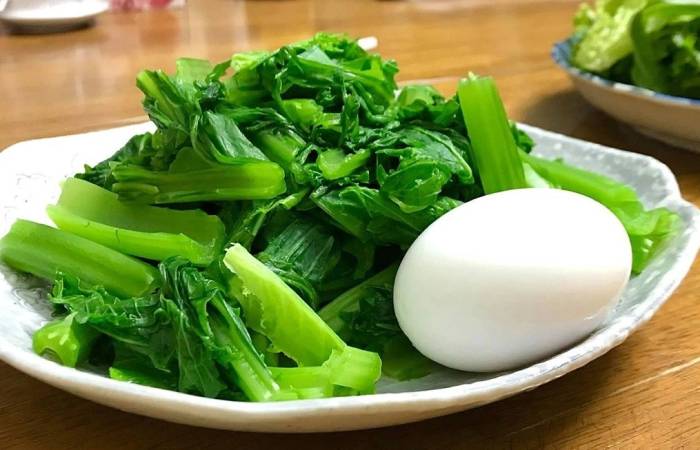 Rau cải hay trứng, khoai lang... là những nguyên liệu phổ biến, chế biến nhanh gọn. Ảnh: Bạch Dương