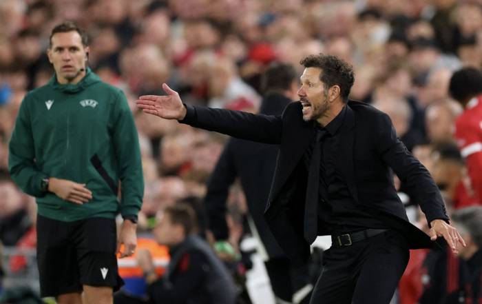 HLV Diego Simeone phản ứng trong trận Atletico Madrid gặp Liverpool ở Champions League tại Anfield, Liverpool, Anh ngày 17/9/2025. Ảnh: Reuters