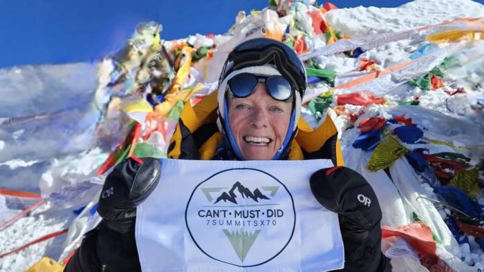 Steinwald chụp ảnh khi chinh phục thành công đỉnh Everest. Ảnh: People