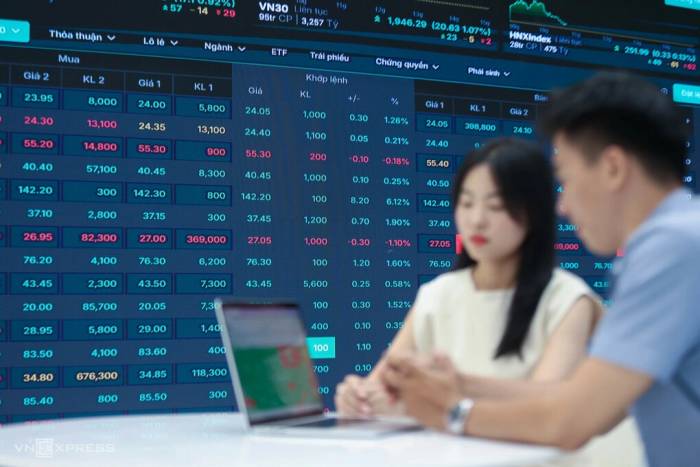 Nhà đầu tư đang theo dõi bảng giá điện tử tại một công ty chứng khoán ở TP HCM. Ảnh: Quỳnh Trần