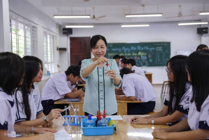 Học sinh, giáo viên tại trường THPT chuyên Trần Đại Nghĩa, tháng 5/2026. Ảnh: Quỳnh Trần
