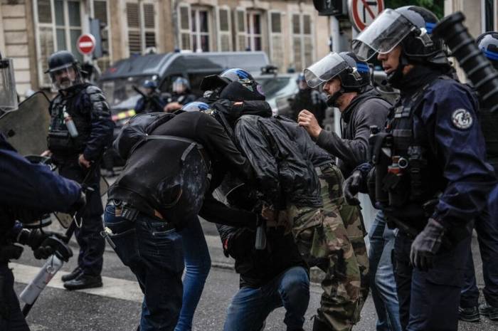 Học sinh đụng độ với cảnh sát ở Nancy, Pháp, ngày 2/10. Ảnh: AFP