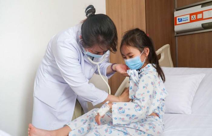 Bác sĩ khám cho An trước khi xuất viện. Ảnh: Bệnh viện Đa khoa Tâm Anh