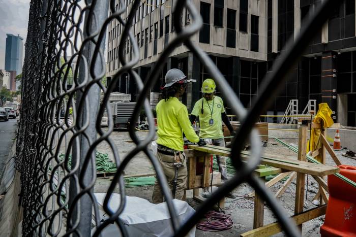 Công nhân tại một công trường ở New York, Mỹ, tháng 6/2023. Ảnh: AP