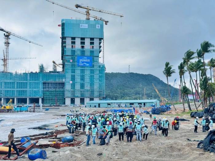 Gần 100 chiến sĩ, kỹ sư, công nhân xây dựng của Coteccons và đồn biên phòng cửa khẩu cảng An Thới thu gom rác dọc bờ biển trong hoạt động Làm đẹp bãi biển - Kiến tạo đảo xanh. Ảnh: Coteccons