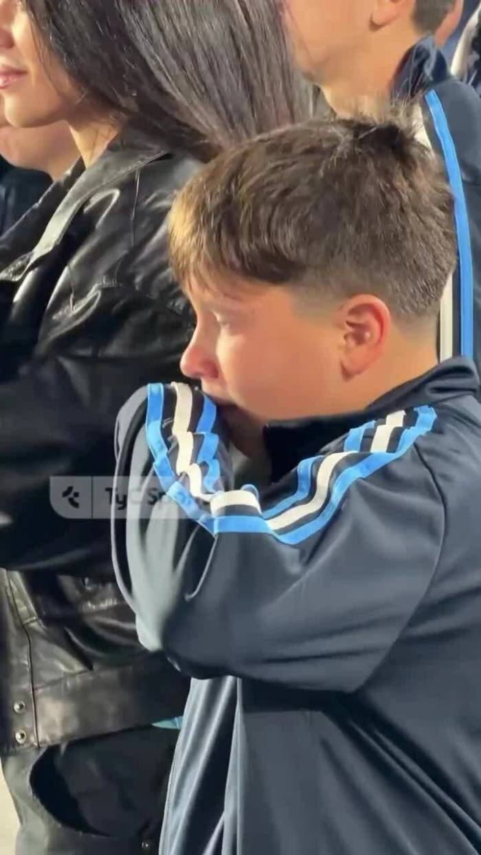 Mateo Messi quẹt nước mắt khi Messi đá trận cuối cho Argentina
