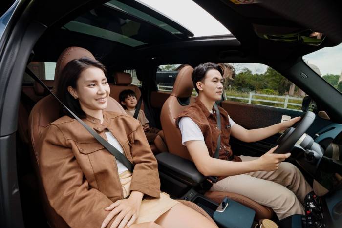 Một gia đình trải nghiệm dòng xe MINI. Ảnh: Thaco Auto