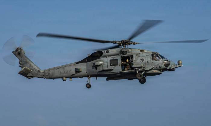 Trực thăng MH-60R chuẩn bị đáp xuống tàu sân bay USS Abraham Lincoln ở Trung Đông hồi tháng 6. Ảnh: US Navy