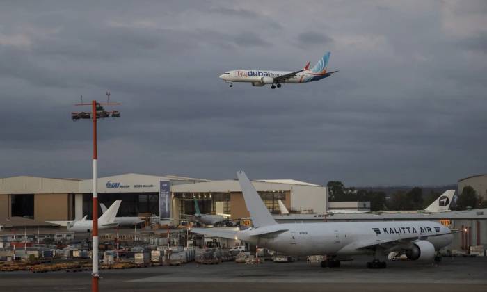 Một máy bay của flydubai hạ cánh xuống sân bay quốc tế Ben Gurion gần Tel Aviv, Israel, ngày 30/9. Ảnh: Reuters