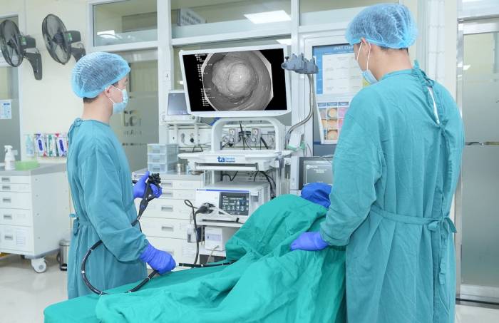 Êkíp can thiệp nội soi cắt bỏ polyp cho người bệnh. Ảnh: Bệnh viện Đa khoa Tâm Anh